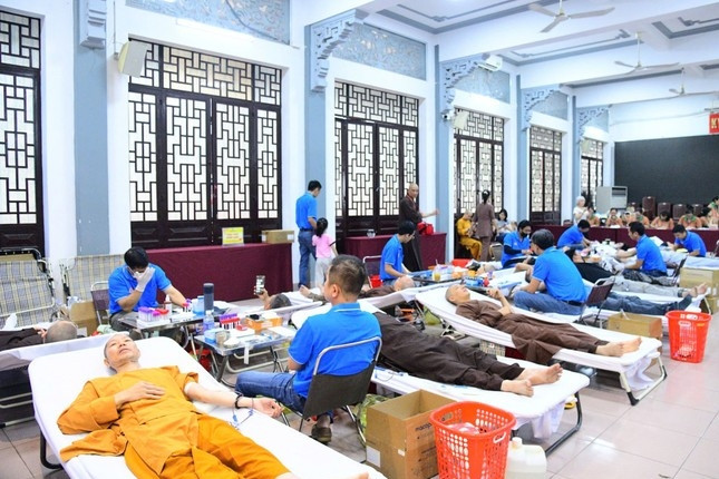 Tăng ni, phật tử hiến máu nhân đạo tại Văn phòng 2 Trung ương Giáo hội