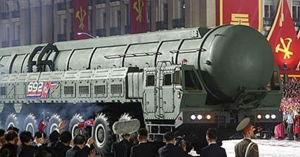 Tên lửa Hwasong-20 AI tầm bắn 15.000km, công nghệ hạt nhân đỉnh cao, "thay đổi quân sự toàn cầu"