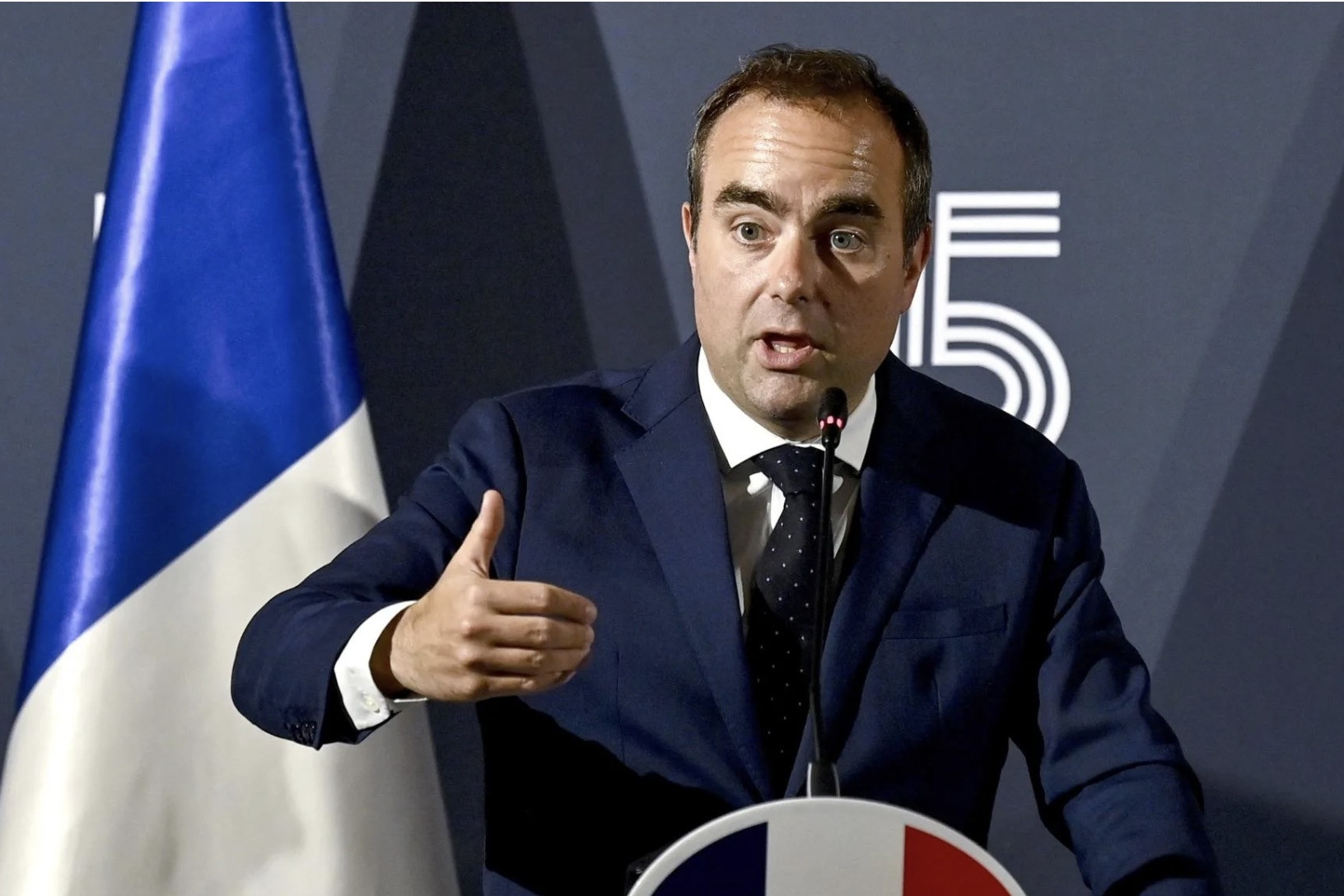 Tổng thống Pháp bất ngờ tái bổ nhiệm thủ tướng mới từ chức