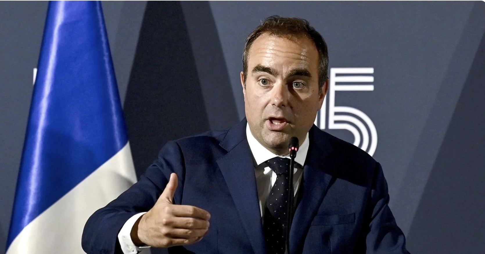 Tổng thống Pháp bất ngờ tái bổ nhiệm thủ tướng mới từ chức