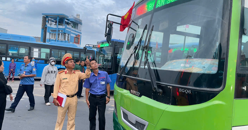 TP.HCM: CSGT vận động lắp gương cầu lồi, camera xóa &amp;apos;điểm mù&amp;apos; trên xe khách