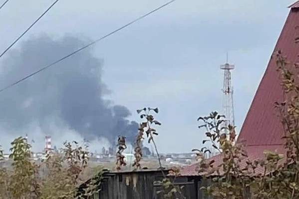 Ukraine tập kích nhà máy lọc dầu ở Ufa, Nga bao vây đối thủ ở Donetsk