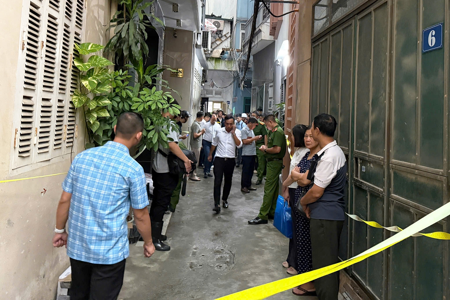 Vụ cháy 5 người chết ở Hà Nội: Hàng xóm kể chi tiết 2 xe máy bốc cháy, phun lửa