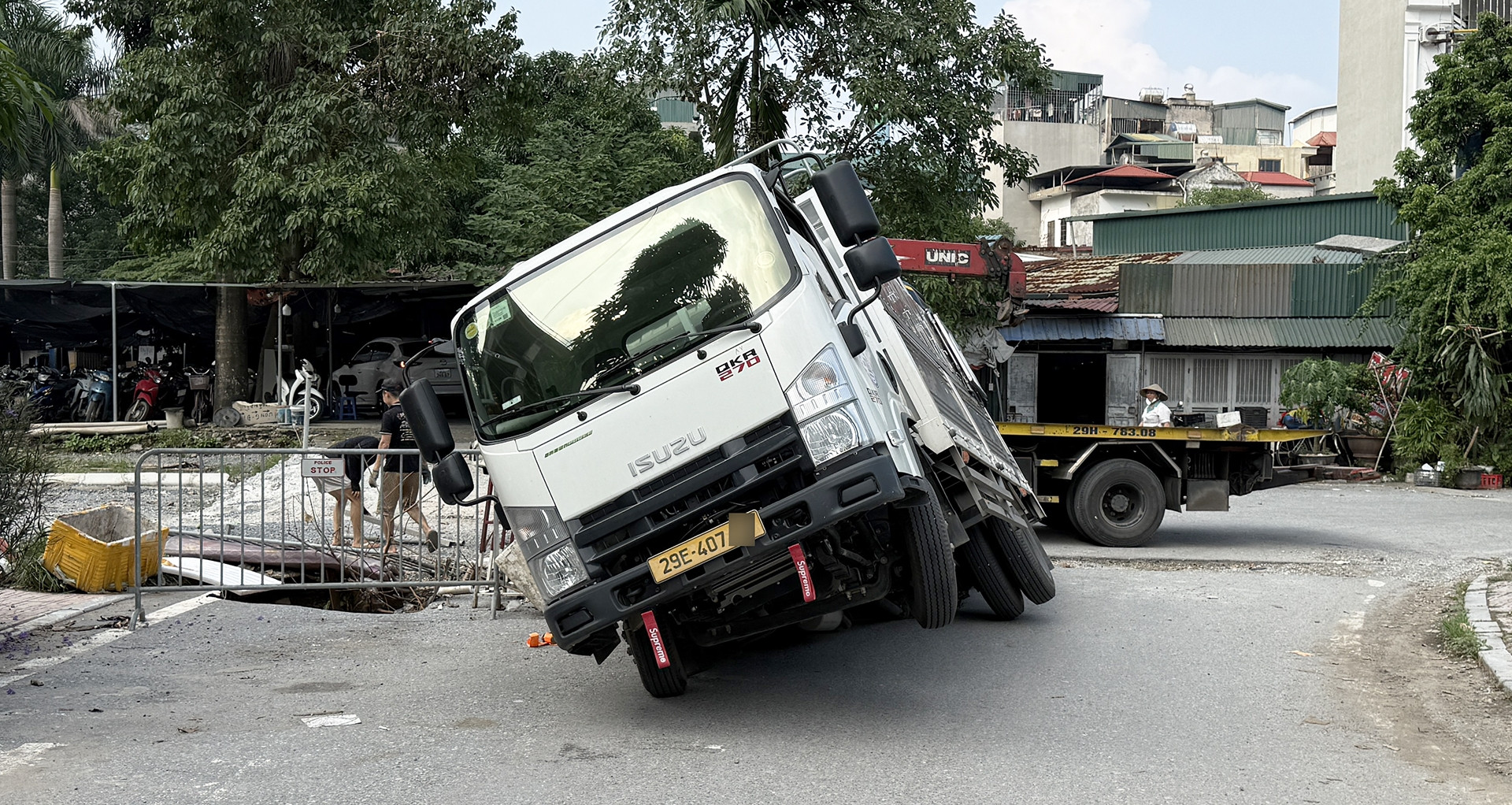 Vụ ô tô bị sụp hố, xe cứu hộ đến cứu cũng sa lầy: Chủ đầu tư giải trình gì?