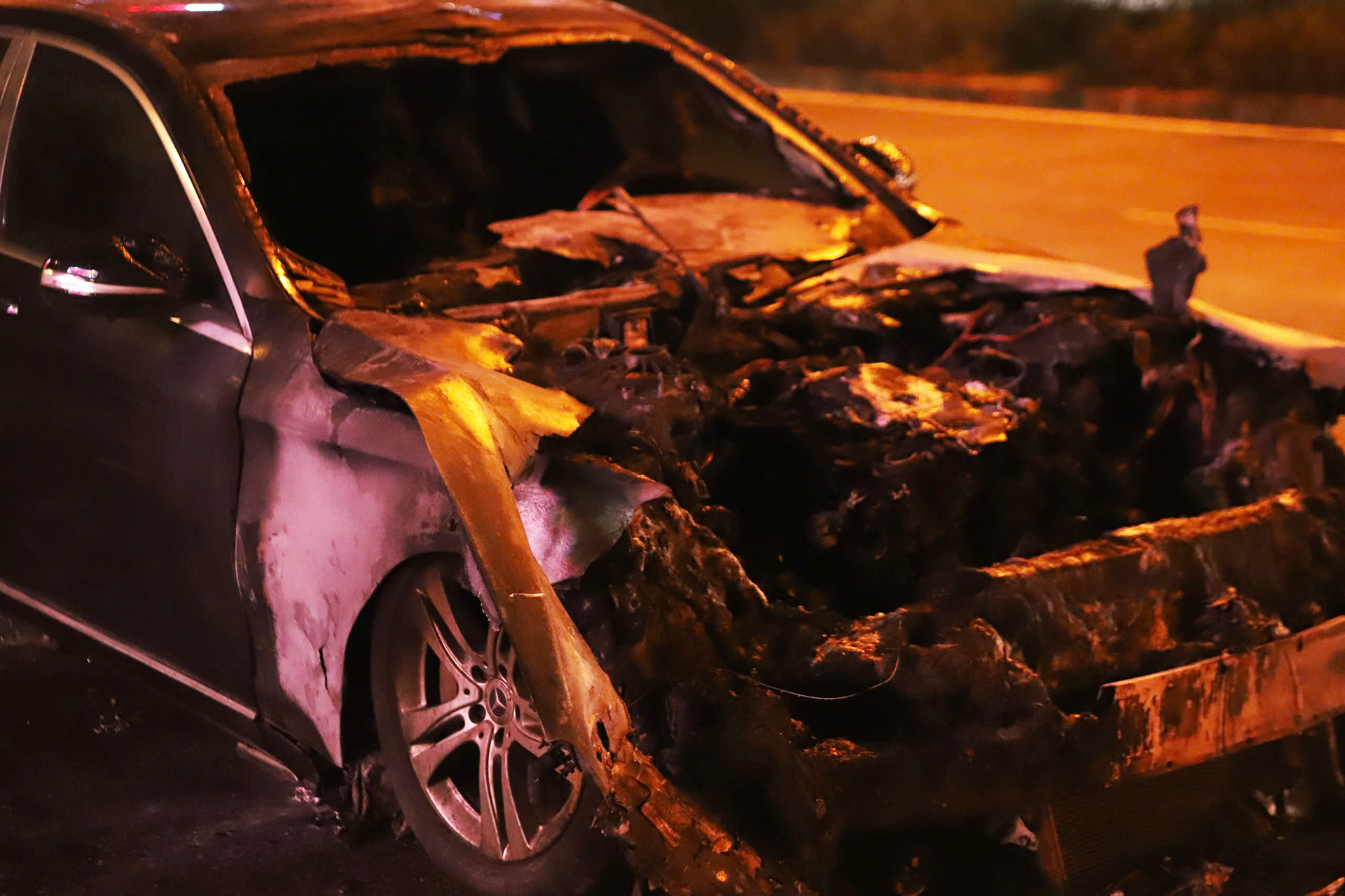 Ô tô Mercedes S450 cháy dữ dội trên phố ở Hà Nội