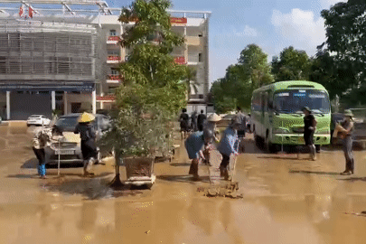 Các trường học ở Thái Nguyên tích cực dọn bùn sau lũ, dạy học trở lại từ hôm nay