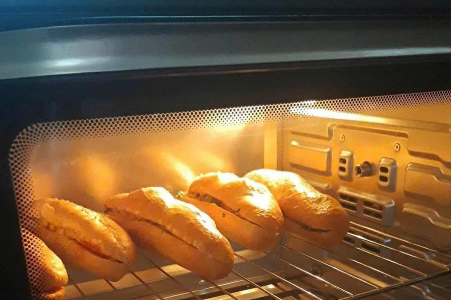 328 người vào viện sau khi ăn bánh mì ở Đồng Nai, Bộ Y tế chỉ đạo khẩn