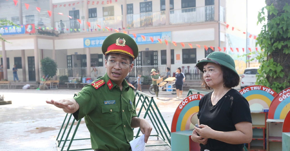 400 chiến sĩ Công an Hà Nội chạy đua dọn dẹp tại &amp;apos;điểm nóng&amp;apos; sau lũ lịch sử