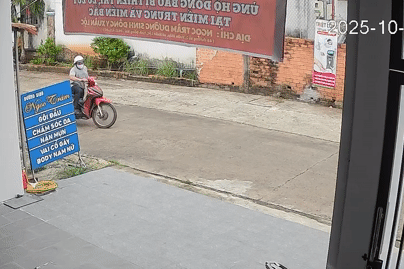 Bị giật 40 tờ vé số, người đàn ông hoảng hốt chạy bộ đuổi theo xe kẻ cướp