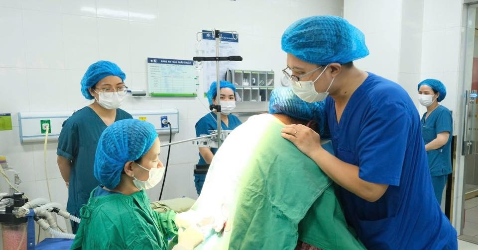 Ca mổ cấp cứu đầy thách thức cho sản phụ nặng 115kg, nhiều bệnh lý nguy hiểm