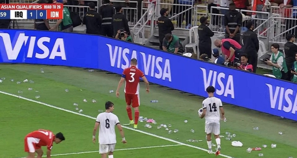 CĐV Indonesia khiến Đông Nam Á &amp;apos;mất mặt&amp;apos; sau trận thua Iraq