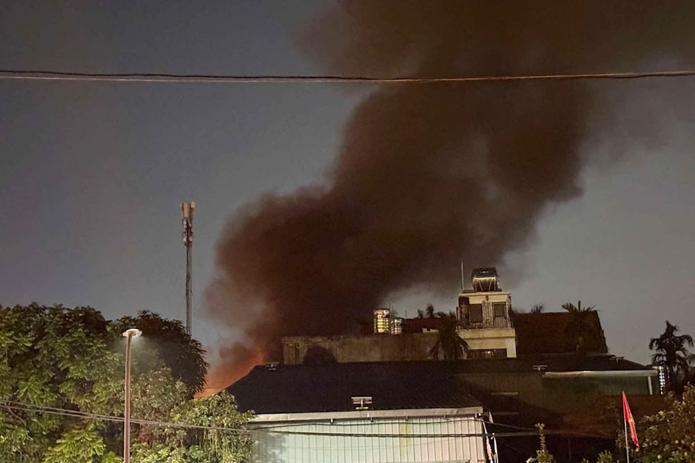 Cháy lớn tại nhà xưởng trên đường Nguyễn Khoái, Hà Nội