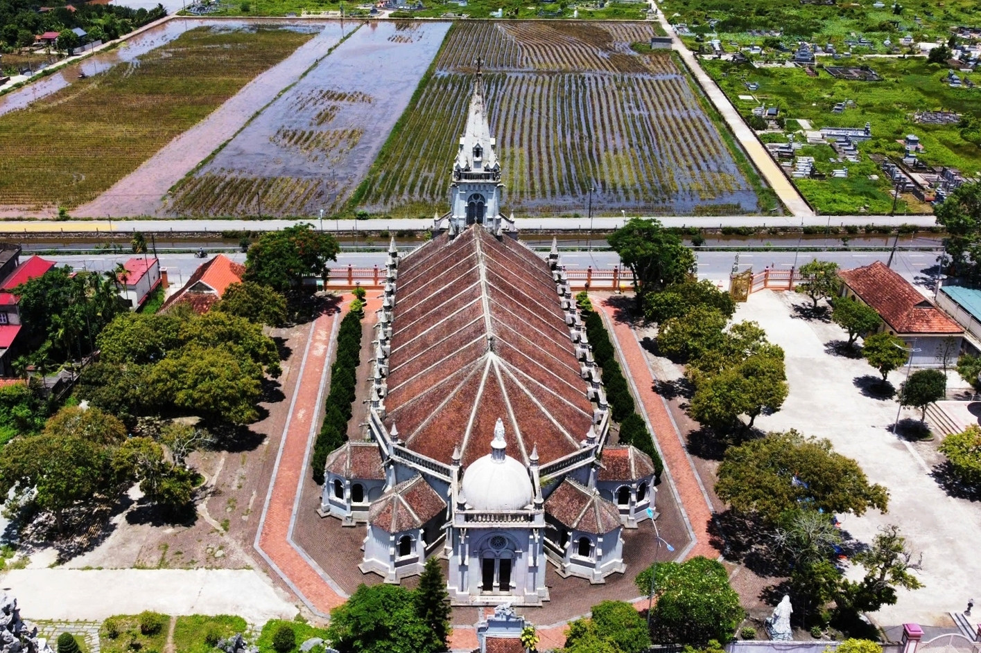 Chiêm ngưỡng kiệt tác tôn giáo tráng lệ hơn 100 tuổi ở Ninh Bình