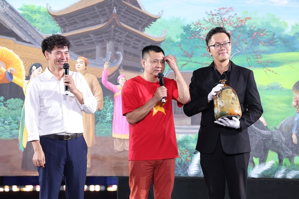 Cục trưởng Xuân Bắc và NSND Tự Long khuấy động phiên đấu giá thu về 2,5 tỷ đồng