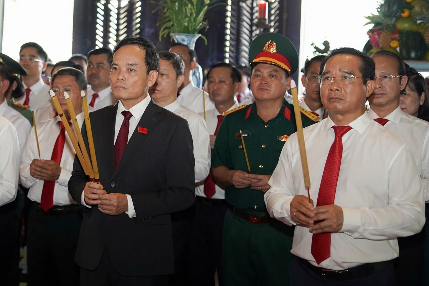 Đoàn đại biểu dự Đại hội Đảng bộ TPHCM dâng hương, trải nghiệm metro số 1