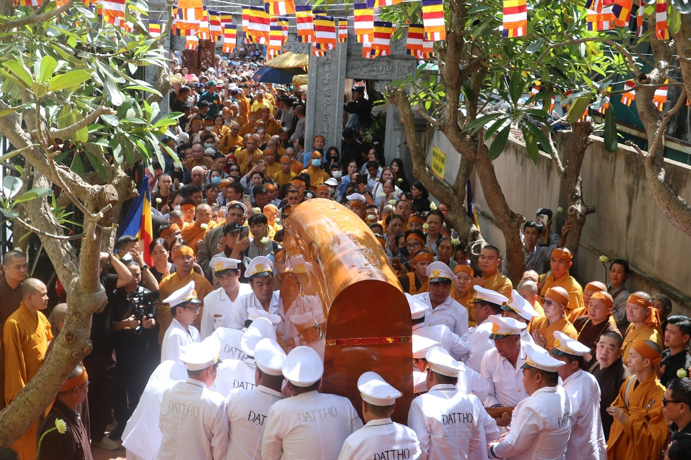 Hàng nghìn tăng ni, phật tử viếng Trưởng lão Hòa thượng Thích Trí Tịnh nhập tháp