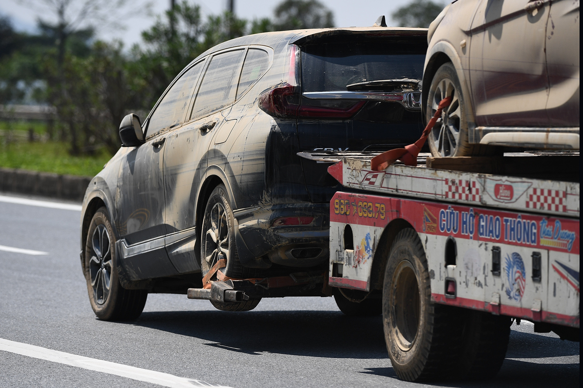 Hàng nghìn xe ngập bùn nằm la liệt tại Thái Nguyên, cứu hộ căng mình giải cứu