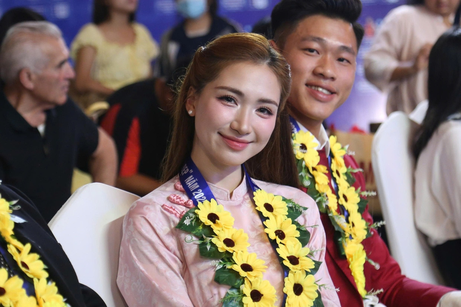 Hòa Minzy và Trưởng bản cứu 90 người được tôn vinh 'Thanh niên sống đẹp'