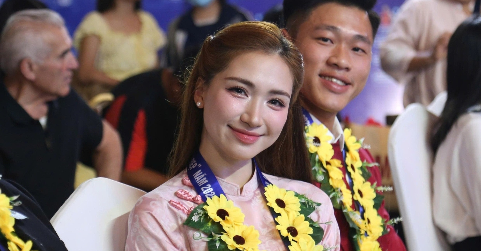 Hòa Minzy và Trưởng bản cứu 90 người được tôn vinh 'Thanh niên sống đẹp'