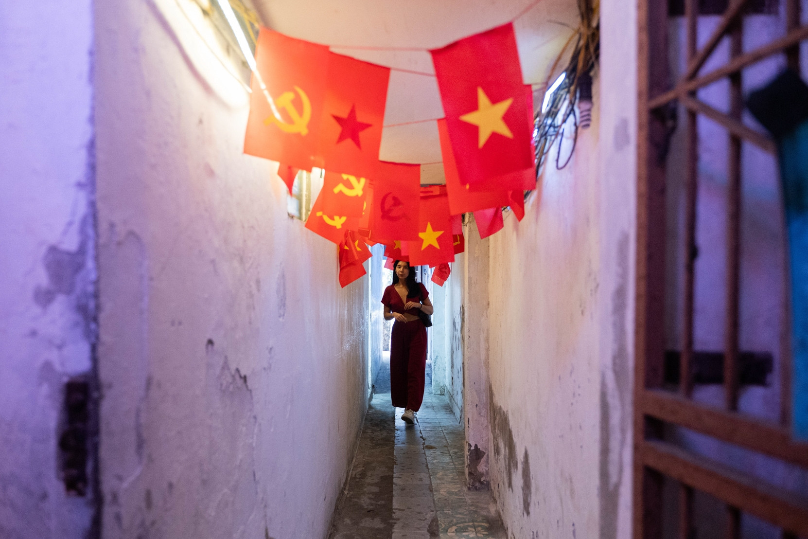 Khach Tay Lach Ngo Nho Leo Cau Thang Hep Tim Quan Ca Phe Cho O Ha Noi 575