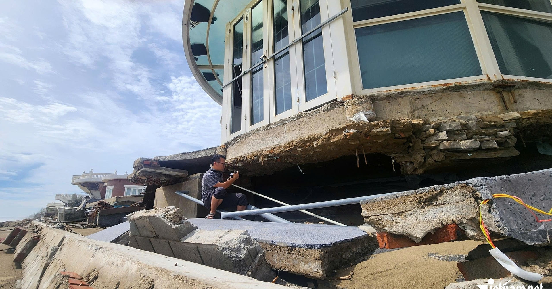 Lộ điều bất ngờ vụ loạt villa bị bão quật đổ sập; siết cho vay mua nhà thứ hai