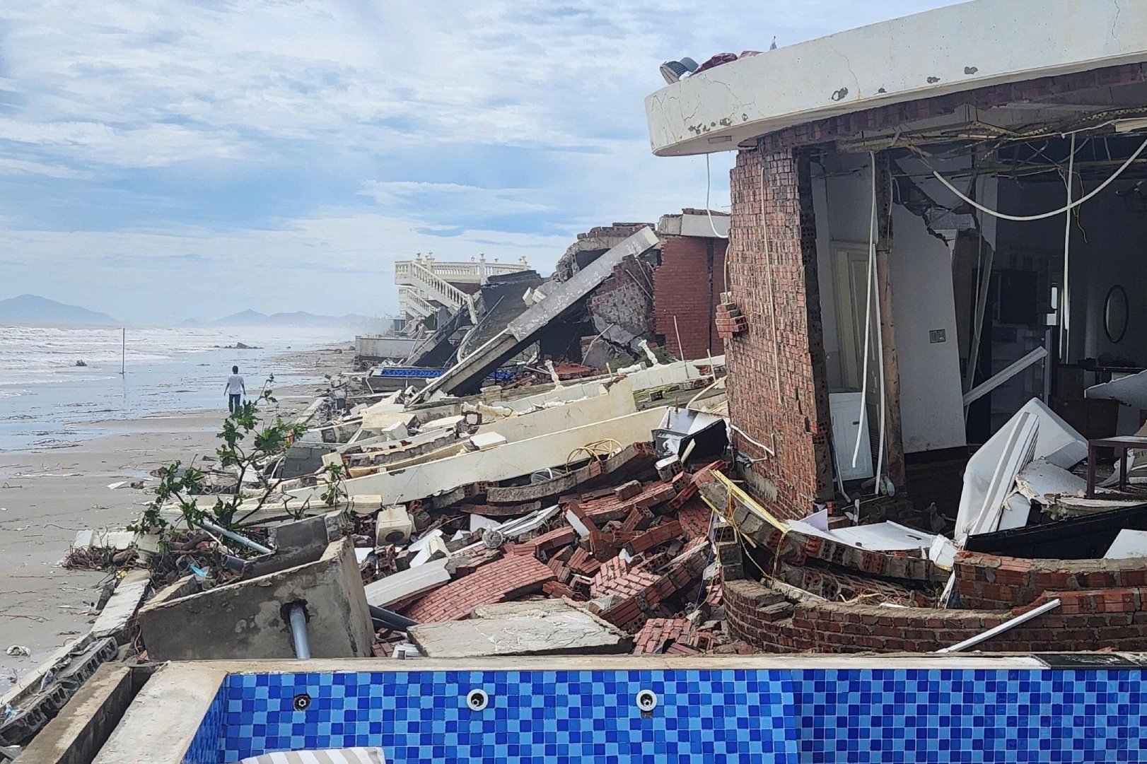 Loạt biệt thự biển tan hoang sau bão ở Hà Tĩnh: Bộ Xây dựng chỉ đạo làm rõ