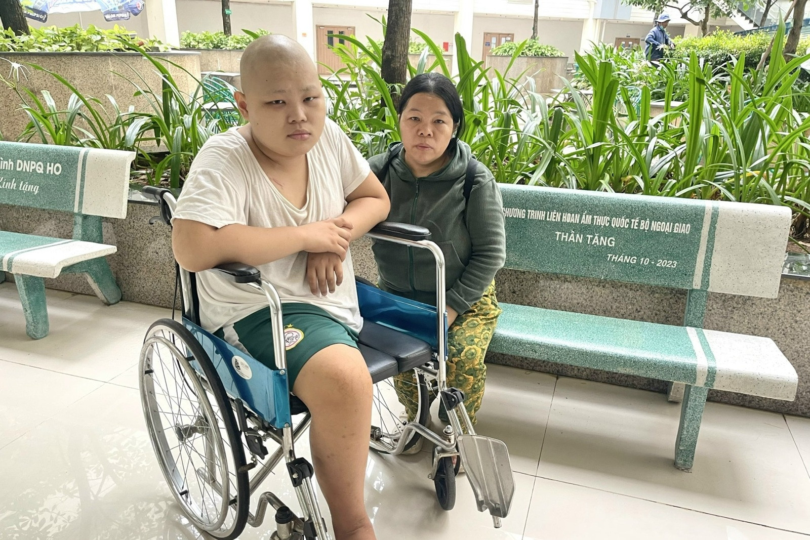 Mẹ nghèo chết lặng nghe con nói: “Mẹ ơi về đi, còn tiền đâu mà ở lại bệnh viện”