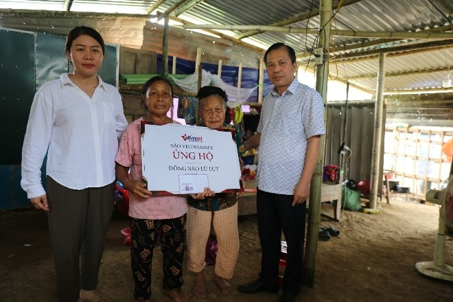 Mong bà con sớm vượt qua khó khăn, ổn định cuộc sống