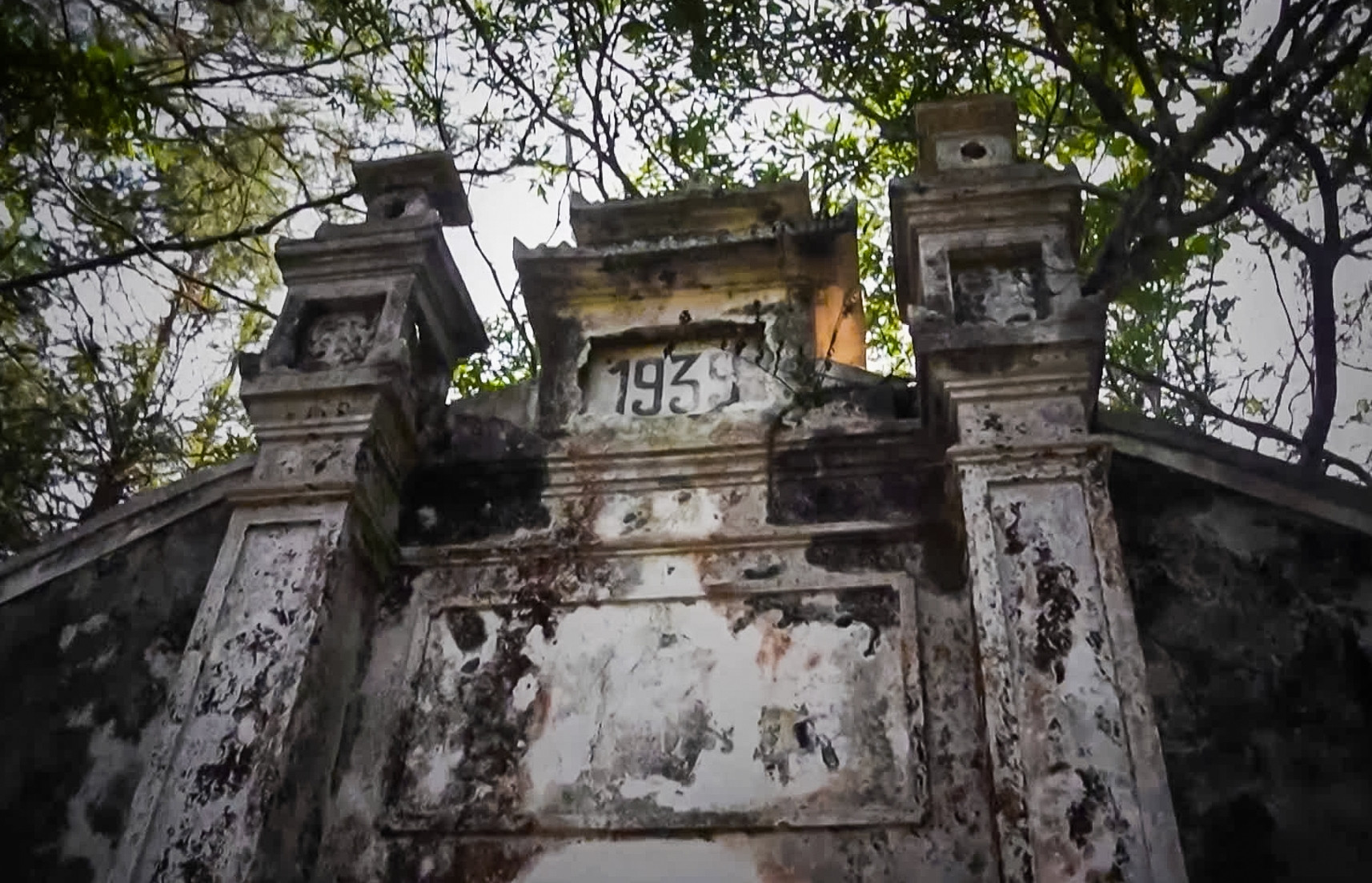 Nghẹt thở hành trình truy bắt ‘người rừng’ gần ngôi miếu hoang trên đỉnh Phia Oắc