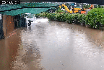 Nóng trên đường: Bức xúc ô tô lao 'ầm ầm' trong nước ngập, mặc kệ xung quanh