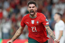 Ronaldo đá hỏng penalty, Bồ Đào Nha vẫn thắng siêu kịch tính