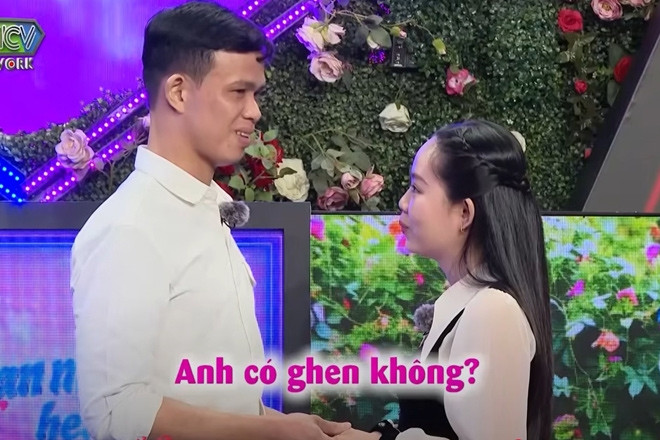 Thợ sửa xe Đồng Nai khéo léo khiến cô gái duyên dáng bấm nút hẹn hò