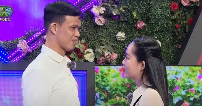 Thợ sửa xe Đồng Nai khéo léo khiến cô gái duyên dáng bấm nút hẹn hò