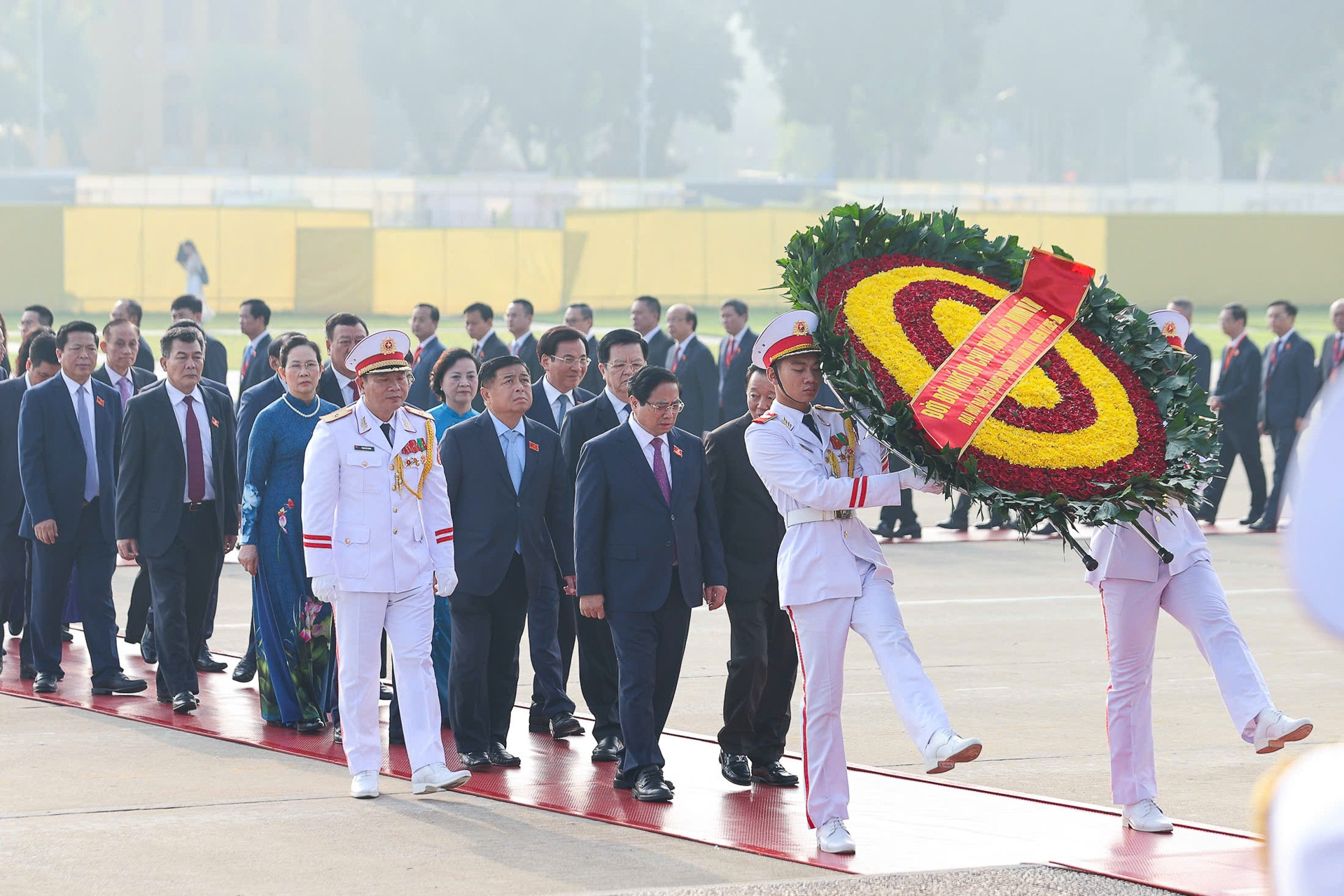 Thủ tướng Phạm Minh Chính và các thành viên Chính phủ viếng Chủ tịch Hồ Chí Minh