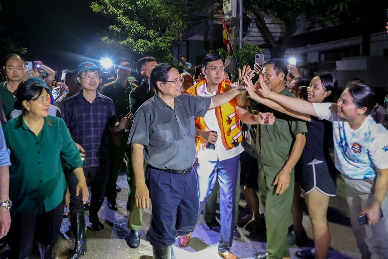 Tình dân tộc, nghĩa đồng bào trong mưa lũ
