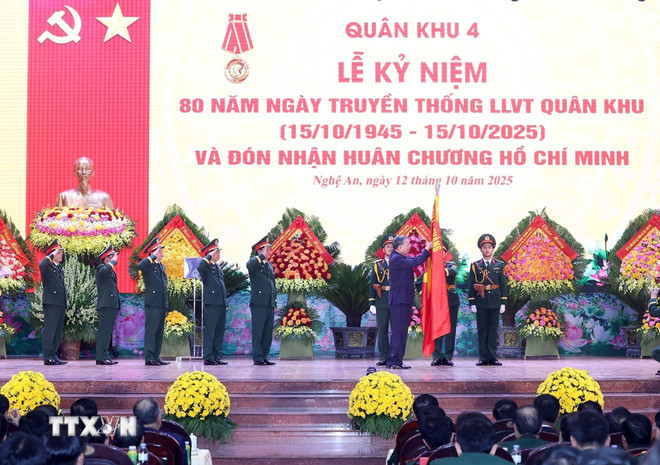 ttxvn-tong-bi-thu-to-lam-du-le-ky-niem-80-nam-ngay-truyen-thong-llvt-quan-khu-4-4.jpg