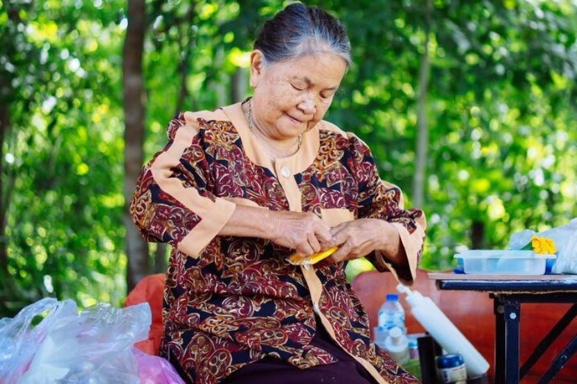 Vài tháng không ăn cơm chung, vợ chồng giật mình sau câu nói của cô giúp việc