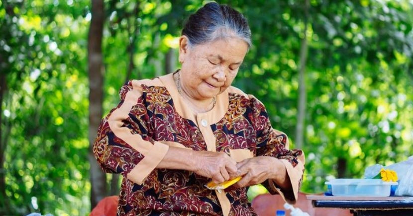 Vài tháng không ăn cơm chung, vợ chồng giật mình sau câu nói của cô giúp việc