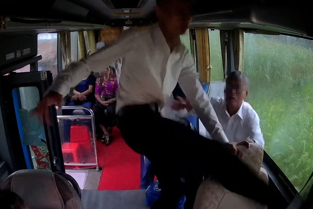 Vụ tài xế 'nóng ruột' vì chờ đoàn đón dâu quá lâu: Người chú đặt xe lên tiếng