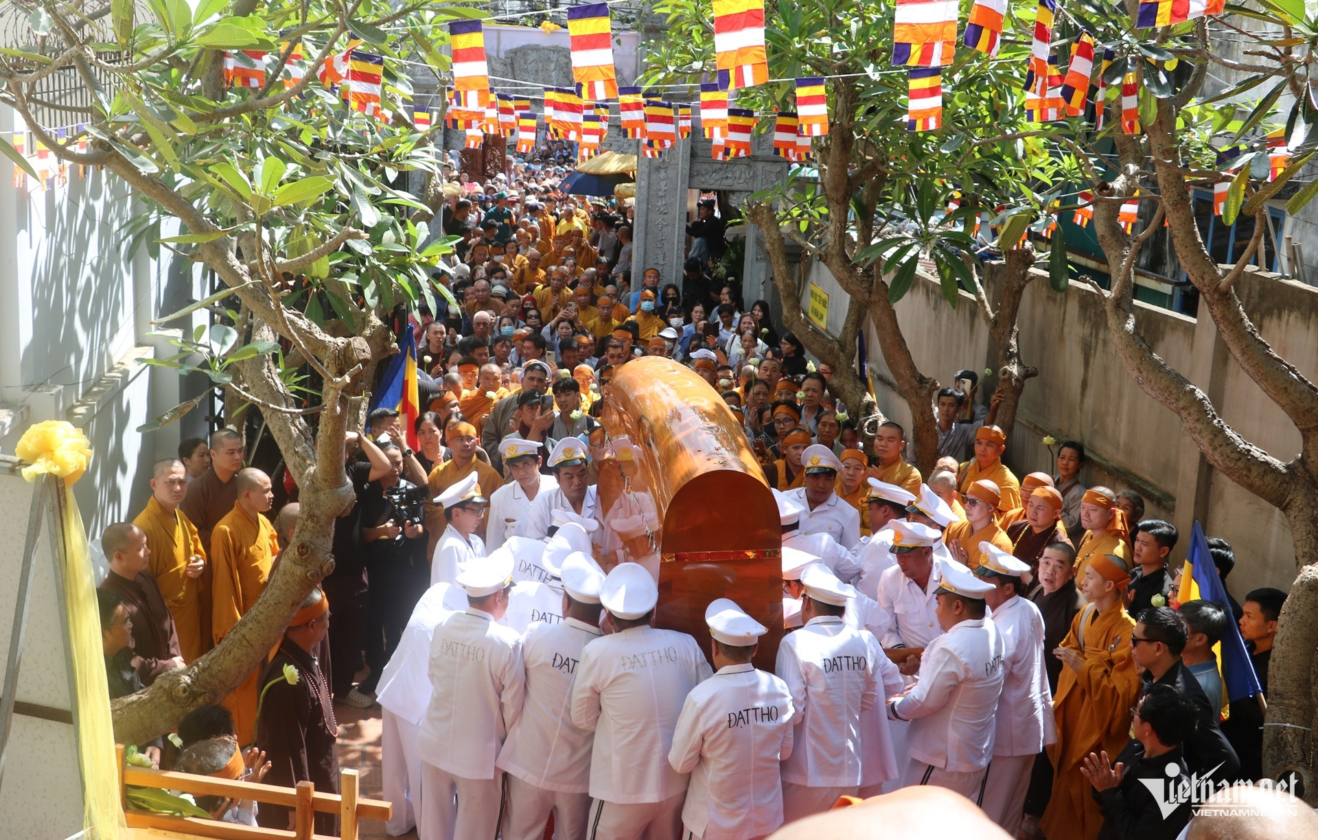 W-Hàng nghìn tăng ni, phật tử viếng Trưởng lão Hòa thượng Thích Trí Tịnh nhập bảo tháp 1.JPG.jpg