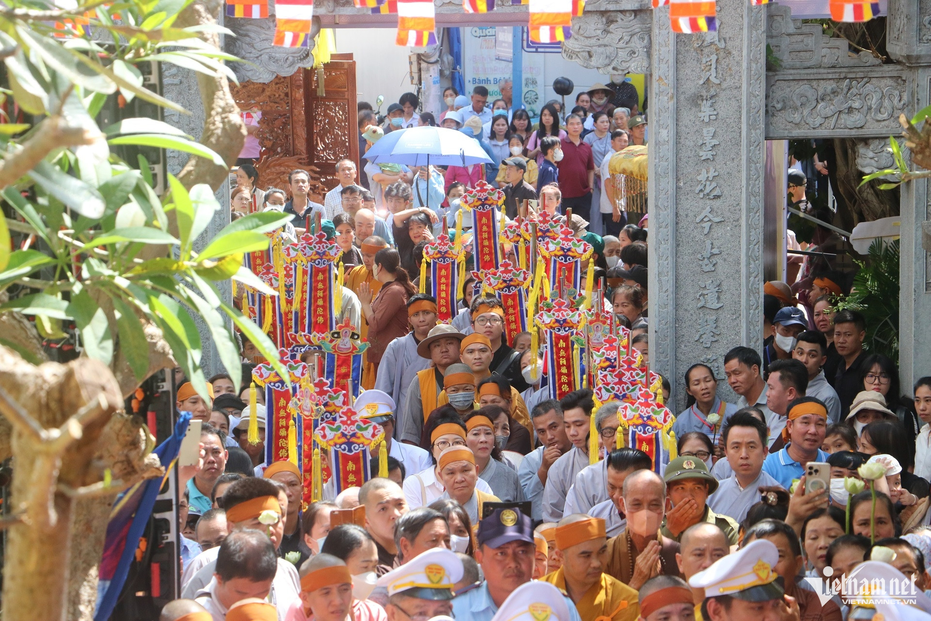 W-Hàng nghìn tăng ni, phật tử viếng Trưởng lão Hòa thượng Thích Trí Tịnh nhập bảo tháp 2.JPG.jpg