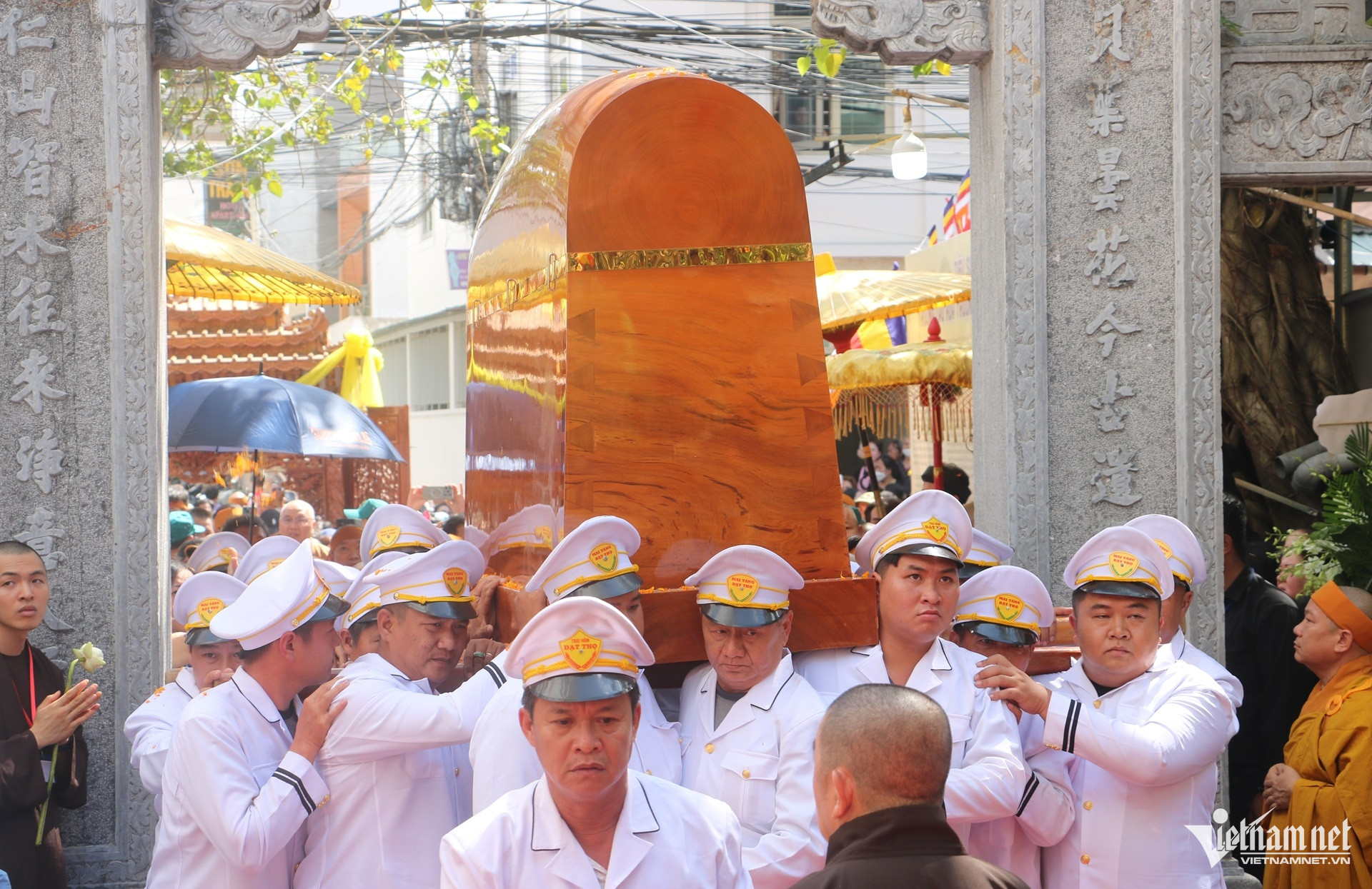 W-Hàng nghìn tăng ni, phật tử viếng Trưởng lão Hòa thượng Thích Trí Tịnh nhập bảo tháp.JPG.jpg