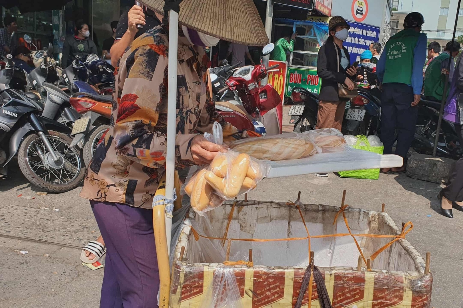 Xử nặng, đánh vào túi tiền người bán thức ăn đường phố có giảm nguy cơ ngộ độc?