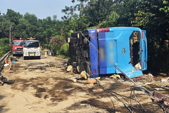 Bản tin chiều 13/10: Lật xe khách tại Lào Cai, 2 người tử vong tại chỗ