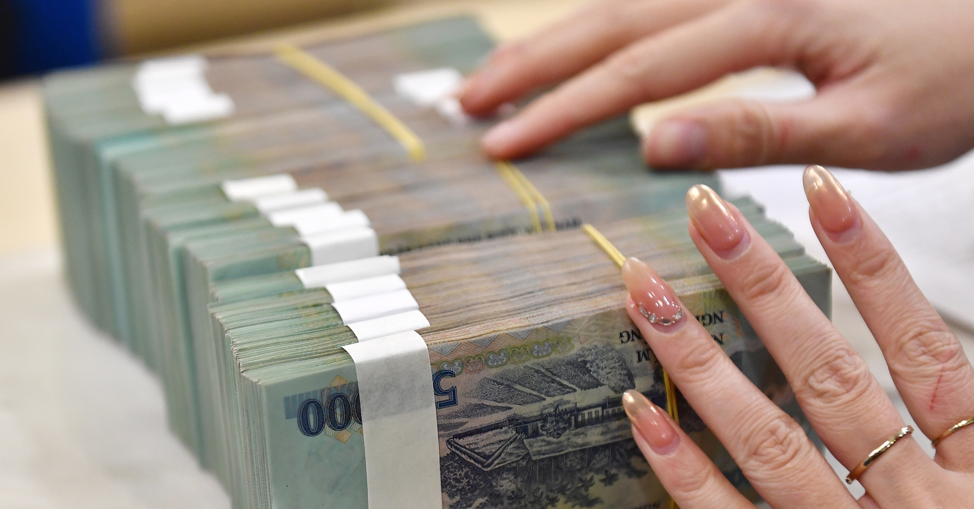 Lãi suất ngân hàng hôm nay 13/10/2025: Kỳ hạn dưới 6 tháng chạm trần