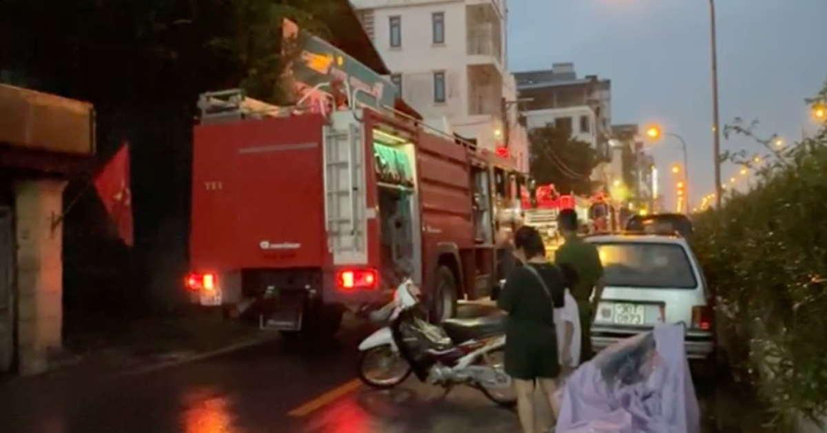 Cháy nhà trong ngõ sâu ở Hà Nội, cảnh sát kéo hàng chục mét vòi dập lửa