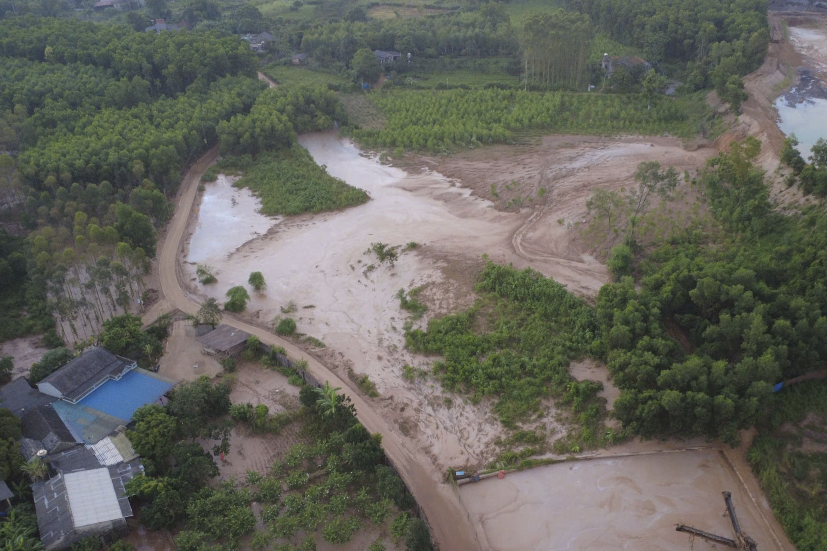 Cận cảnh hiện trường vỡ hồ chứa bùn của Nhà máy Luyện gang thép ở Thái Nguyên