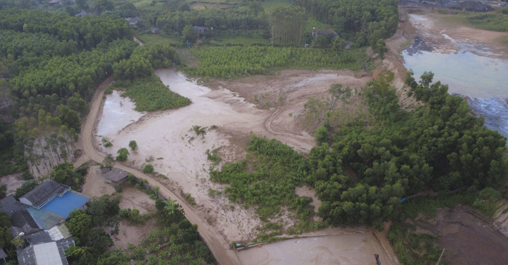 Cận cảnh hiện trường vỡ hồ chứa bùn của Nhà máy Luyện gang thép ở Thái Nguyên