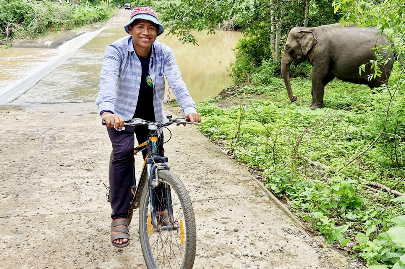 Chàng trai M’nông nghỉ việc công chức xã, về buôn làng làm du lịch bên 'bạn voi'