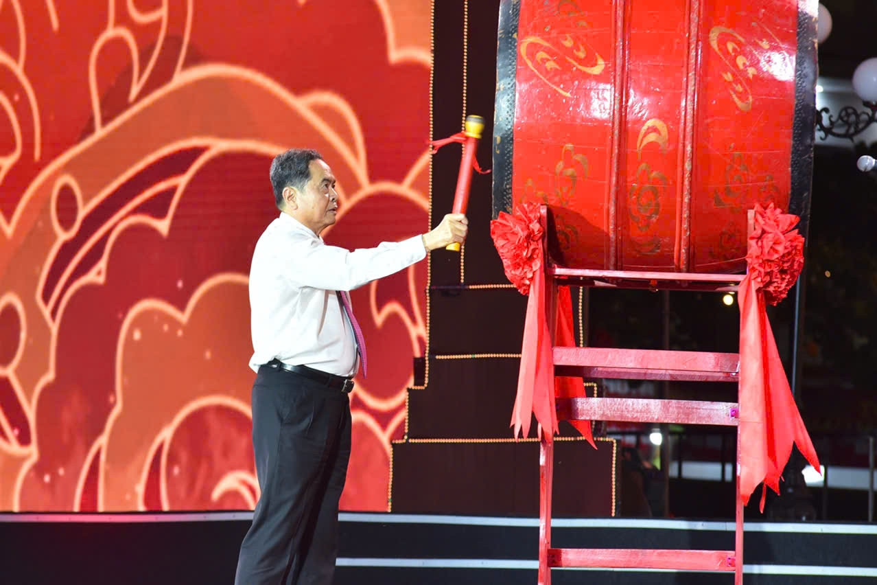 Chủ tịch Quốc hội Trần Thanh Mẫn đánh trống khai hội Côn Sơn - Kiếp Bạc